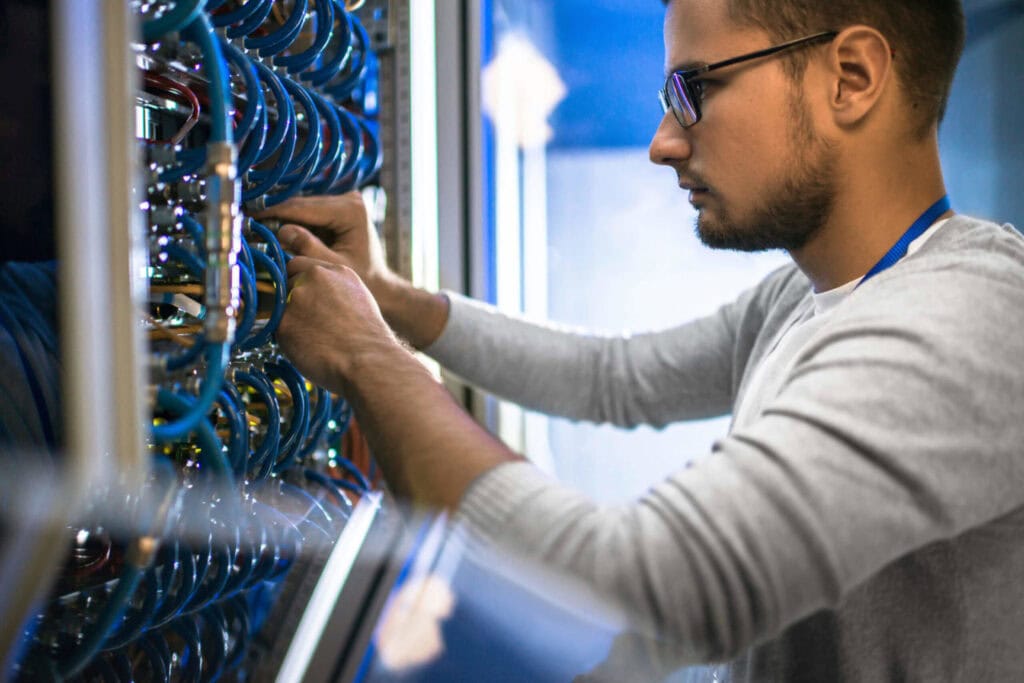 Techniker im Serverraum – Zenk SystemPartner